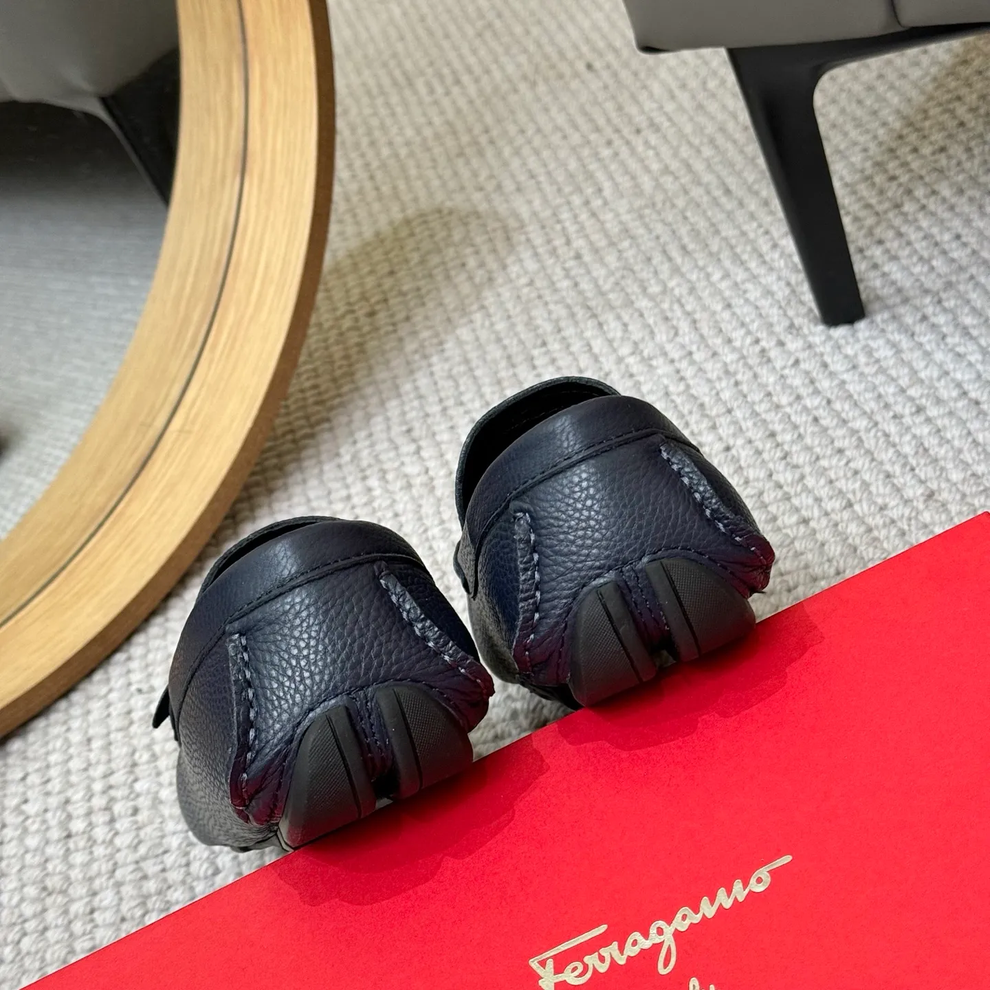 Men's men's shoes 💰420 (Yangli) Ferragamo 〰Ferragamo 2⃣️0⃣️2⃣️5️⃣ New series 👊🏻 Upper 🇮🇹 Italian imported calfskin, original outsole molding. Water-dyed sheepskin lining. The identity of every successful man is set off, and the upper and lower shoes are elegant and stable🚶🏻🚶🏻The high-end custom counter original replica is an eternal classic🔍️Number of codes: 38-46 with counter packaging
